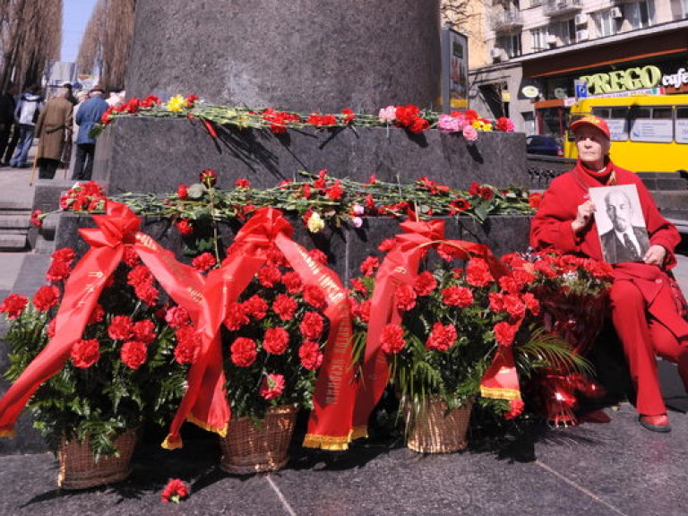 Коммунисты возложили цветы к памятнику Ленина в Киеве
