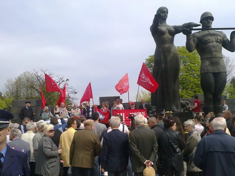 Во Львове под флагами КПУ отметили Международный день солидарности трудящихся (ФОТО)