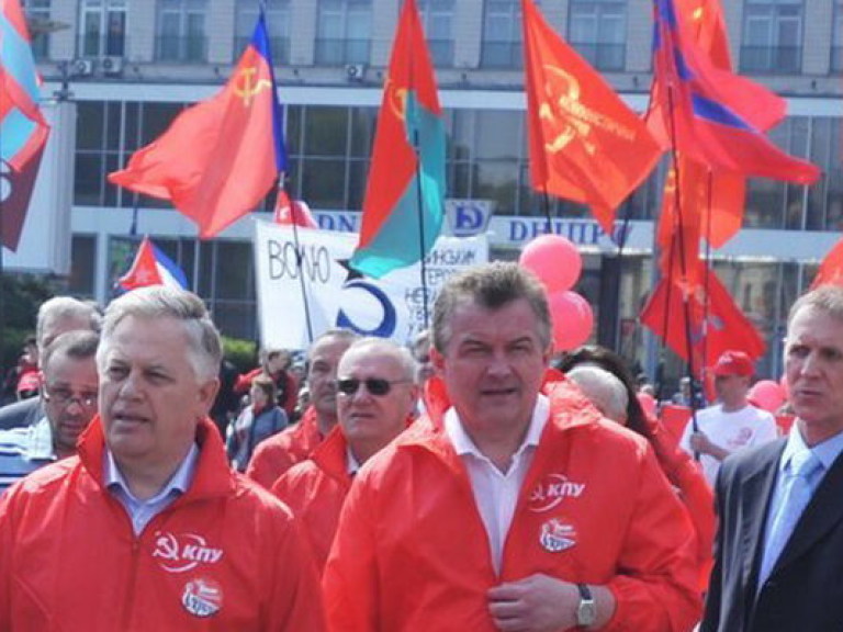 Главная улица столицы заполнилась красными флагами