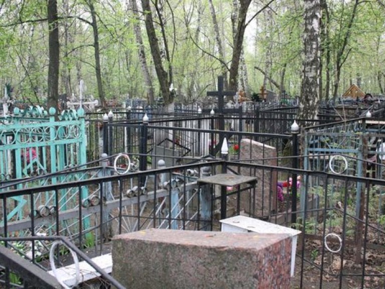 В поминальные дни по городским кладбищам киевлян-льготников будут возить бесплатно
