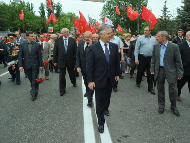 Коммунисты с ветеранами начали торжественное шествие по Крещатику в честь Дня Победы