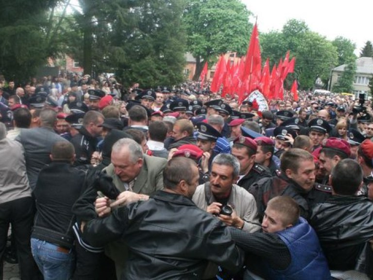 В Тернополе “Свобода” так хотела помешать коммунистам, что подралась с милицией