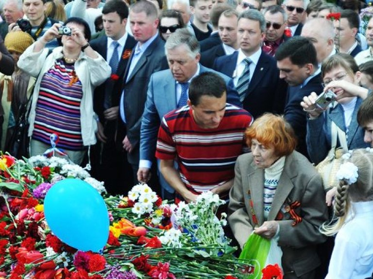 Коммунисты возложили цветы к памятнику генералу Ватутину