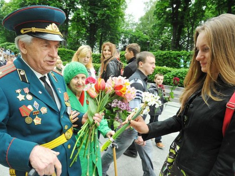 Подачка ветеранам: 10 гривен на сундук мертвеца