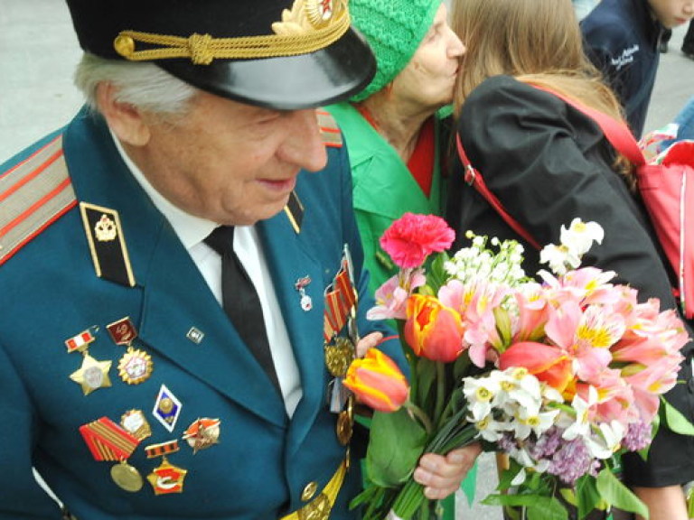 В Харькове с ветерана ВОВ сорвали награду среди бела дня