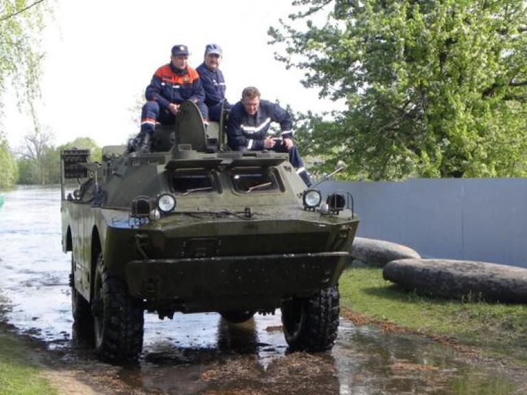 В Черниговской области селян доставляют на кладбища на лодках и бронемашинах