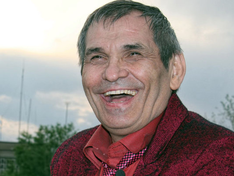 Бари Алибасов сам моет полы в недостроенной квартире