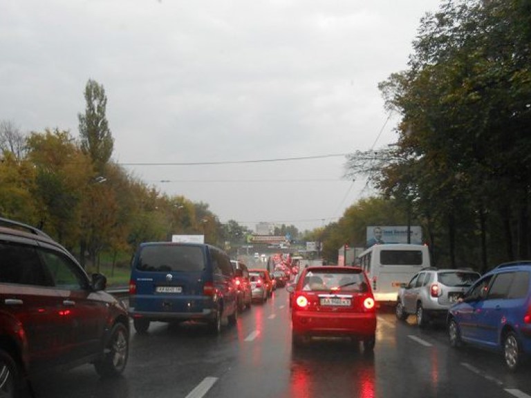 Киев опять стоит в многокилометровых пробках