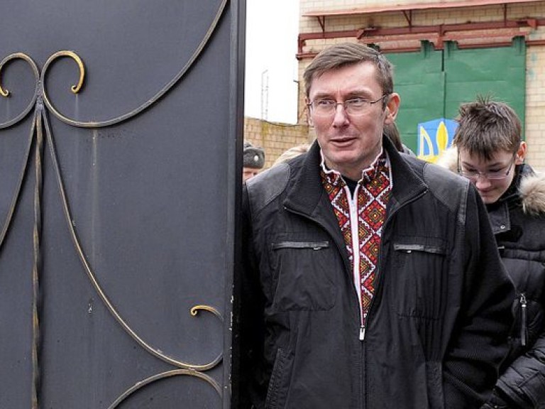 В Польше Луценко поставят протез на ухе