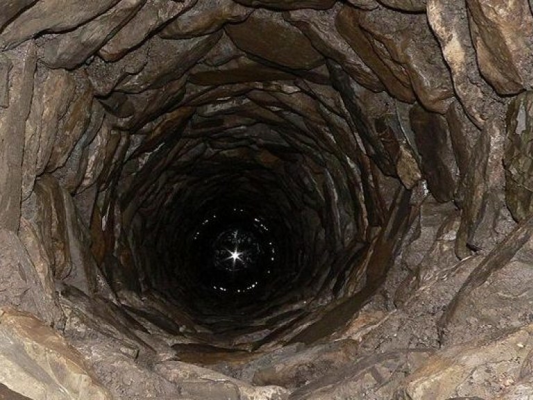 В Николаевской области в глубоком колодце засыпало человека