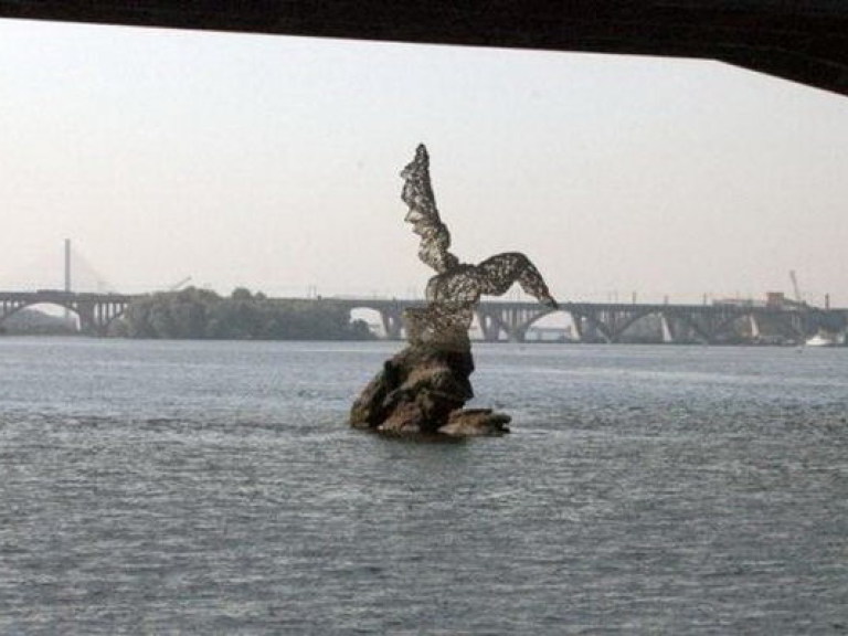 В Киеве возле моста Патона на Днепре появится скульптура «Редкой птице»