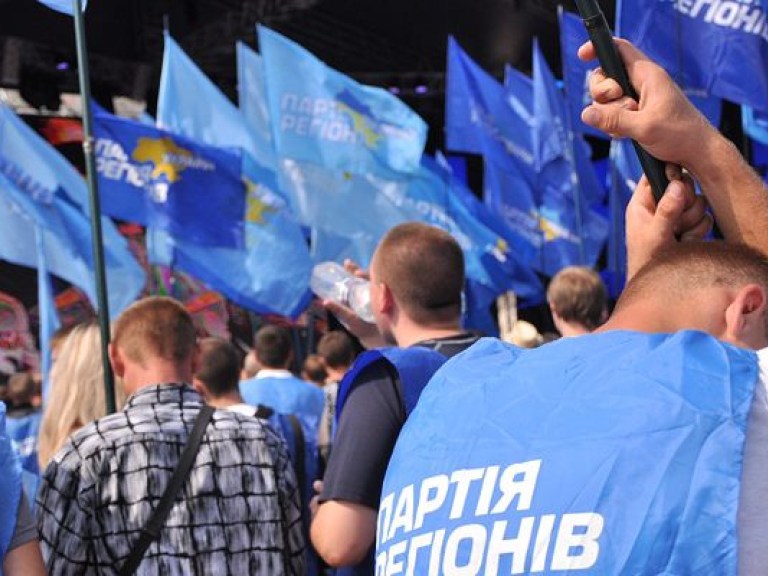 На митинге регионалов дежурят молодые бритоголовые парни