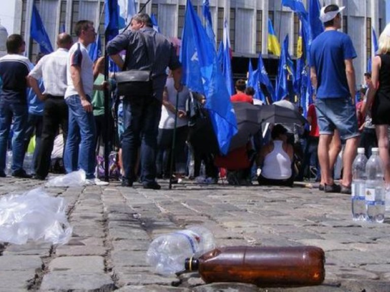 Митингующие в Киеве оставили после себя кучи мусора