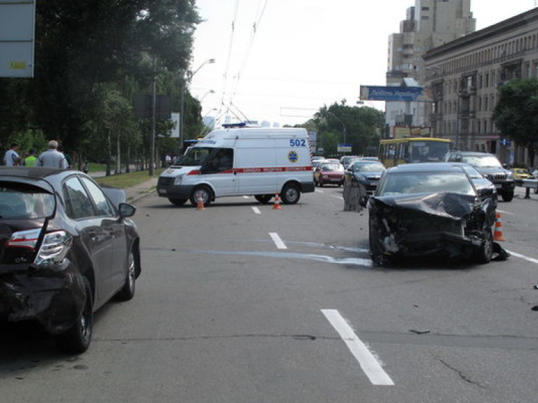 На Шулявке — масштабное ДТП: машины разбросало по дороге, как бильярдные шары (ФОТО)