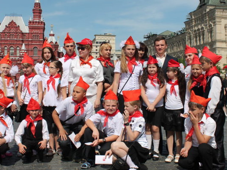 Украинские школьники стали в Москве пионерами (ФОТО)