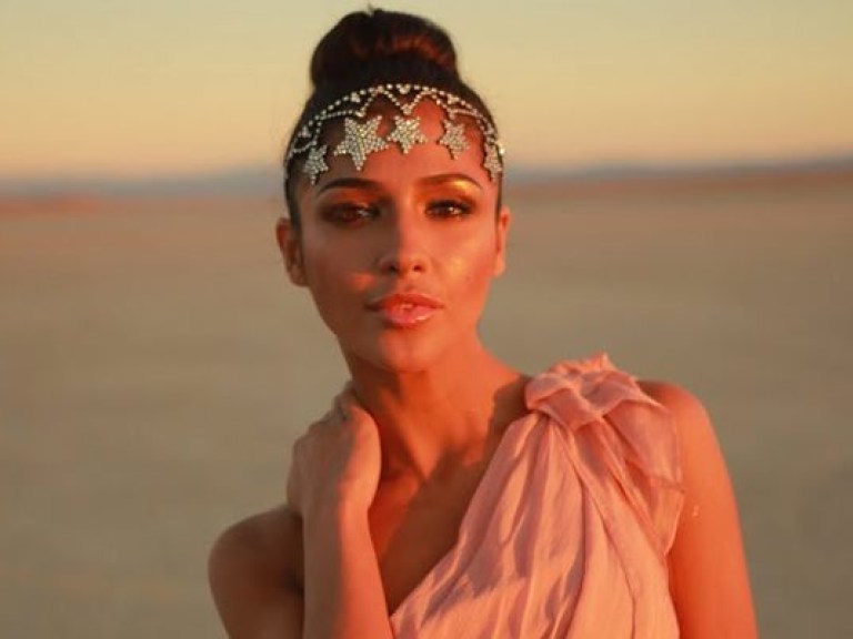 Санта Димопулос стала несбыточной мечтой манекенщика дома Armani (ВИДЕО)