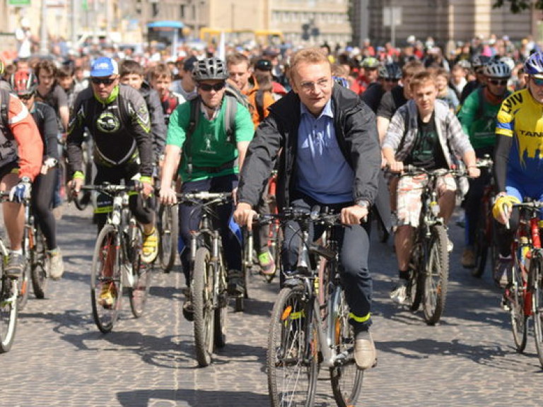Тысяча велосипедистов во главе с мэром проехались по улицам Львова (ФОТО)