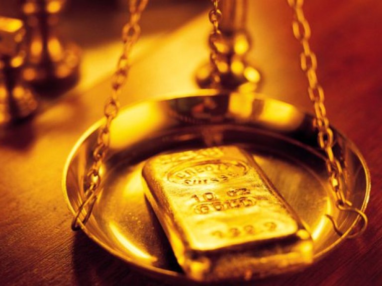 Эксперт: Золото пока будет падать в цене