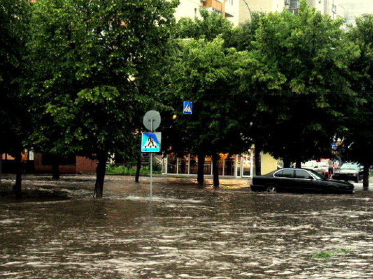 В Харькове стихийное бедствие: город залило водой (ВИДЕО)