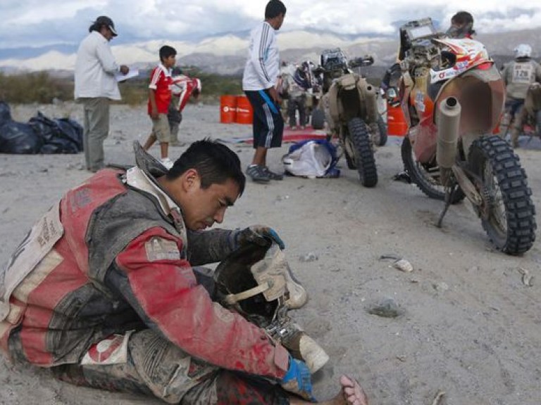 Мотоциклист за минуту 5 раз попал в дорожные происшествия (ВИДЕО)