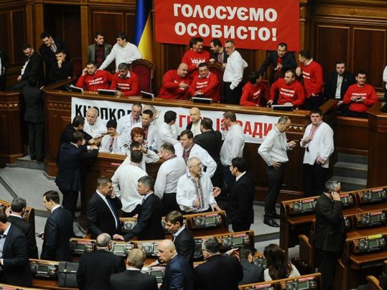 Парламент должен назначить выборы в Киеве, несмотря на решение КСУ &#8212; нардеп