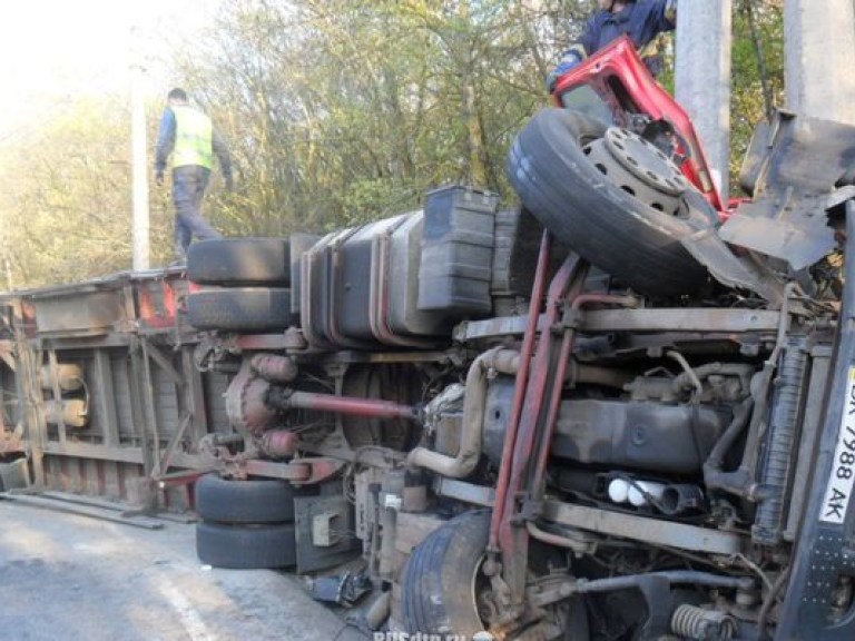 На Окружной дороге в Киеве сгорел грузовик, парализовав движение