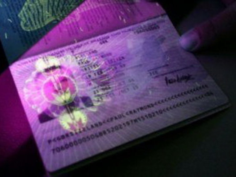 На следующей неделе украинцы получат первые биометрические паспорта — МИД