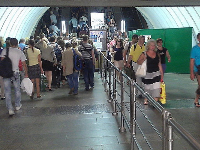 Киевляне массово едут на отдых: в метро нет давки даже при неработающих эскалаторах (ФОТО)