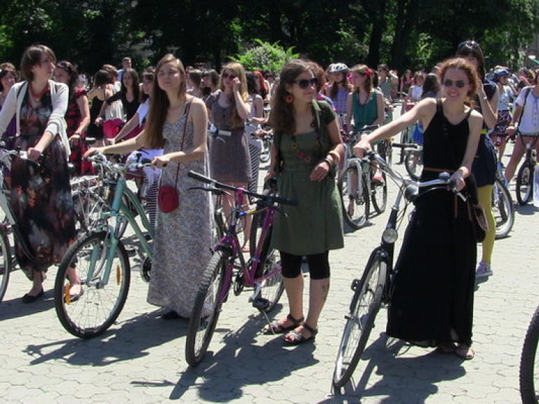 Во Львове прошел третий велопарад девушек (ФОТО)