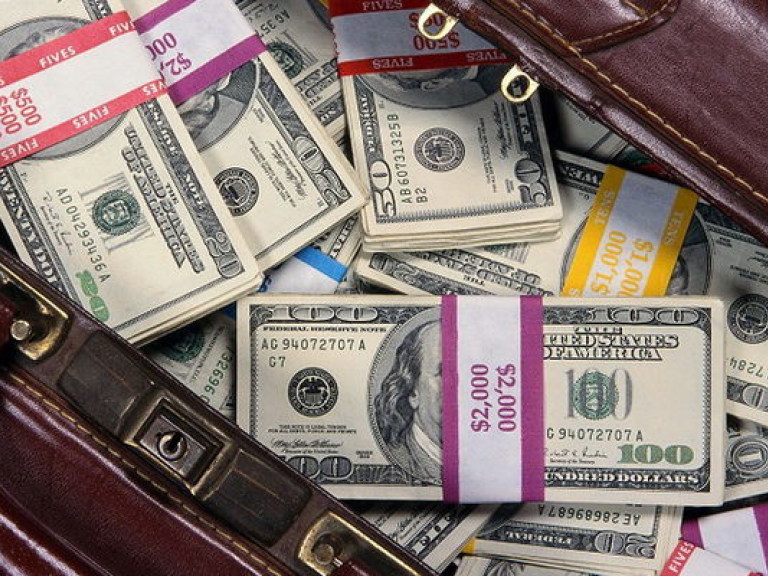 Украинцы перестали забирать деньги с валютных вкладов