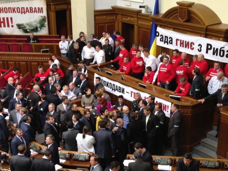 Украинский парламент далек от европейского из-за личных оскорблений – политолог