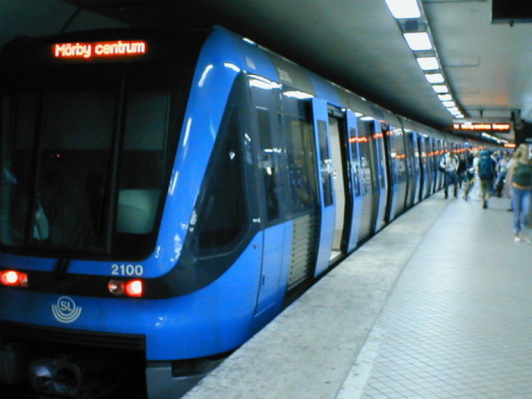 Машинисты пригородных поездов Стокгольма вышли на работу в юбках (ВИДЕО)
