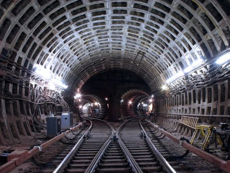В киевском метро хулиганки катались между вагонами