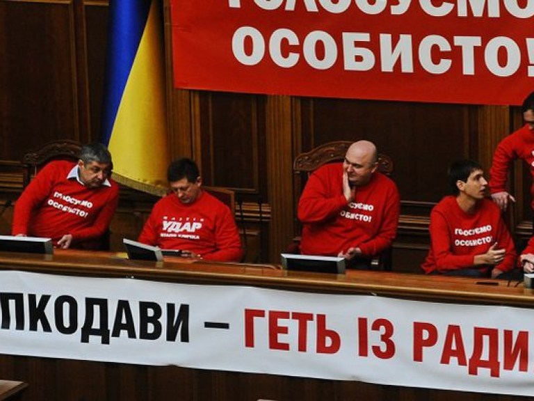Оппозиция не должна бегать к Януковичу на задних — нардеп