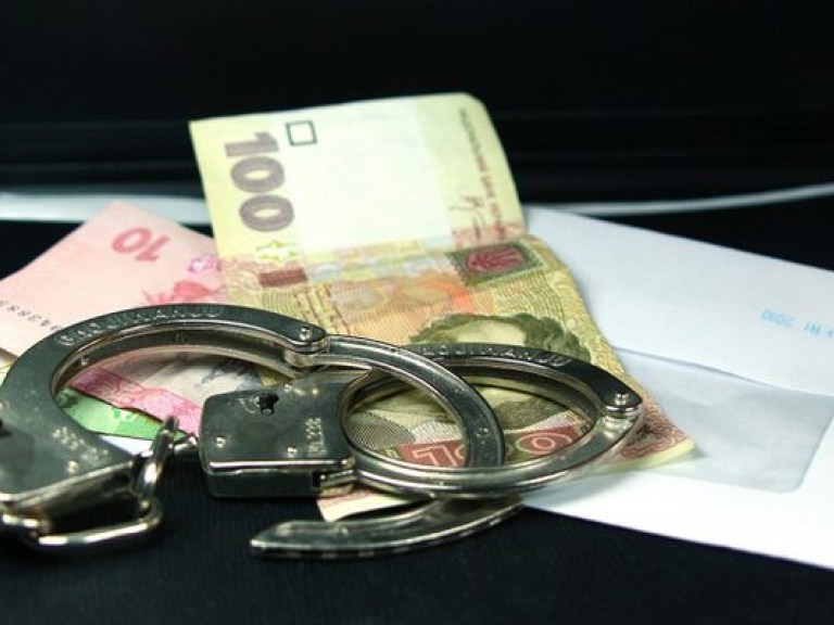 В Прикарпатье пограничник взял взятку в 60 тысяч долларов