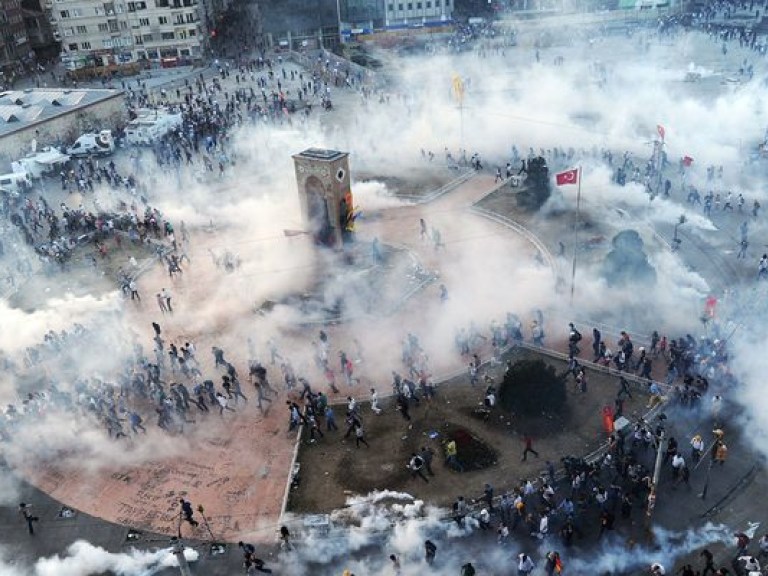 В Стамбуле полиция вновь стреляет по манифестантам