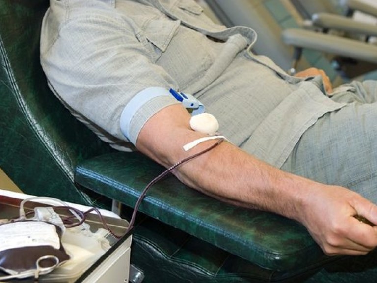 В Украине стало меньше постоянных доноров, большинство сдает кровь только для родных
