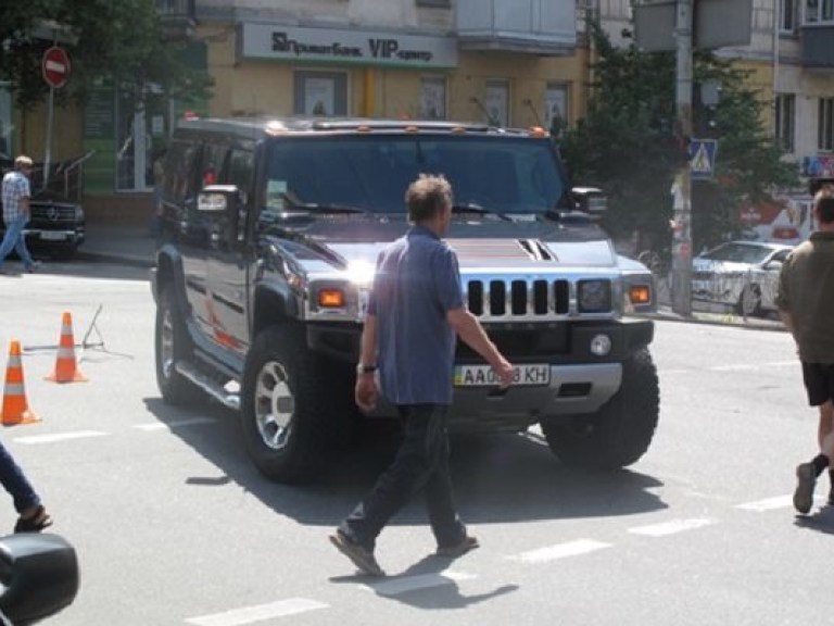 В Киеве огромный внедорожник прямо на пешеходном переходе сбил женщину с двумя детьми (ФОТО)