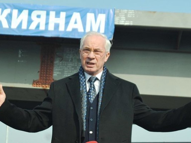 У Азарова выросла зарплата и соцгарантии