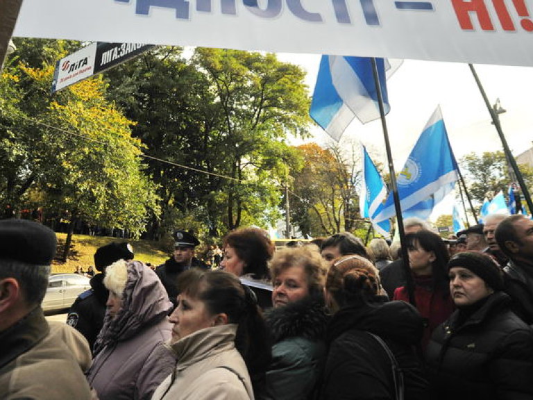 Более трети украинцев готовы стать активистами только ради пользы себе или своей семье &#8212; опрос