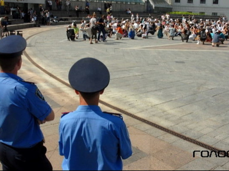 Из-за митингующих на Майдане коммунальщики срочно решили заменить тротуарную плитку