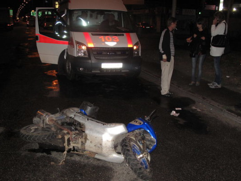 В Киеве водитель скутера попал в ДТП: у него переломы и ушибы (ФОТО)