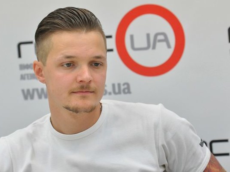 Лидеру группы «O.Torvald» Жене Галичу фанатки дарят портреты