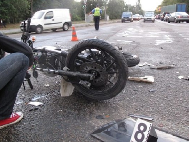 Кошмарное ДТП в столице: от удара внедорожника мотоциклист отлетел на пару десятков метров (ФОТО)