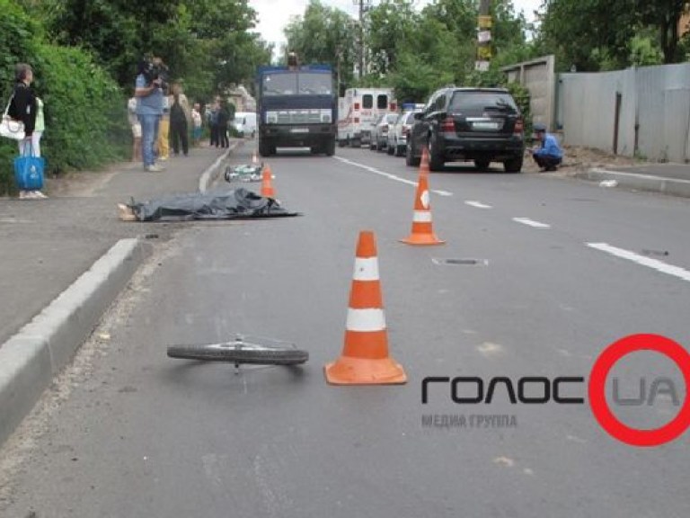 В Киеве дорогой джип на пешеходном переходе насмерть сбил маленького ребенка (ФОТО)