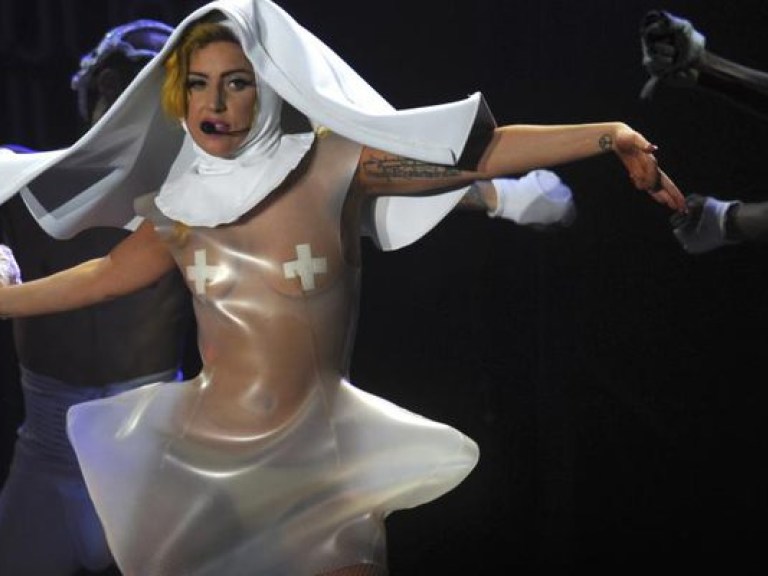 В новой фотосессии Леди Гага разделась догола (ФОТО)