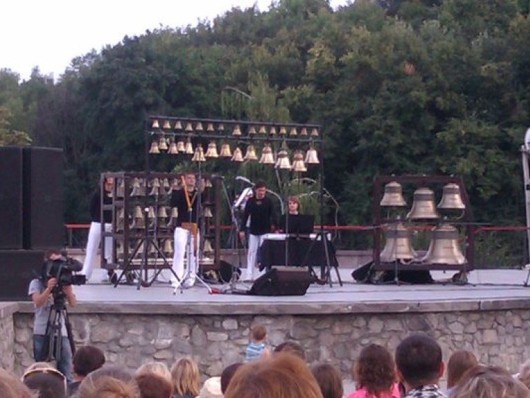 На Певческом поле в Киеве зазвучал колокольный перезвон