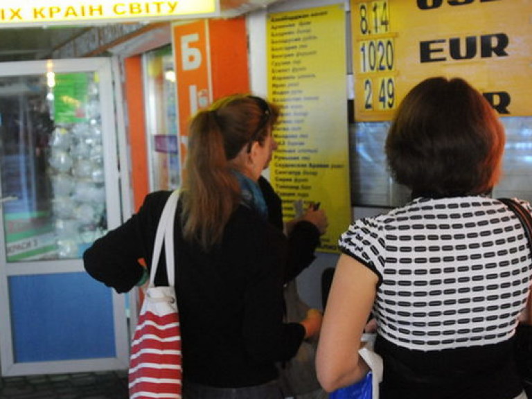 Украинцы продают валюты больше, чем покупают – эксперт