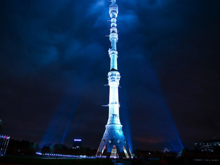 В Москве горит Останкинская башня, сотрудников телецентра эвакуируют (ФОТО)