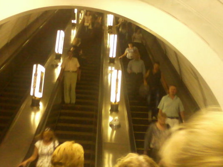 В киевском метро над пассажирами устраивают странные эксперименты (ФОТО)